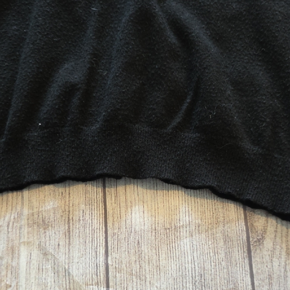 Chic Black V-Neck Sweater for Women - Picture 5 of 5